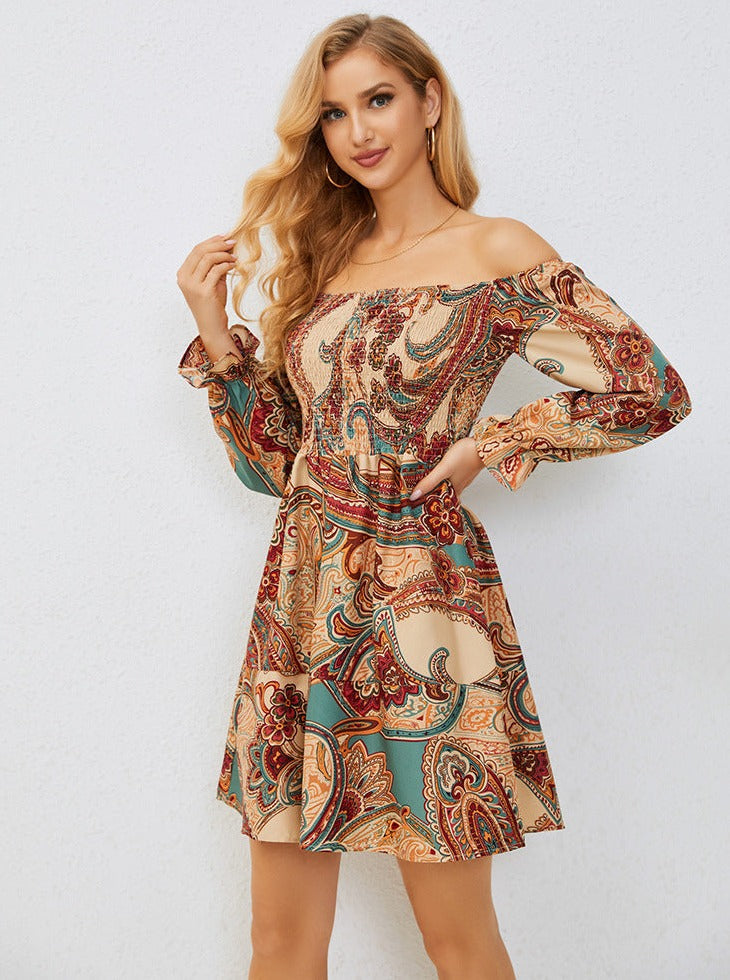 Mini-robe bohème à épaules dénudées et manches longues 