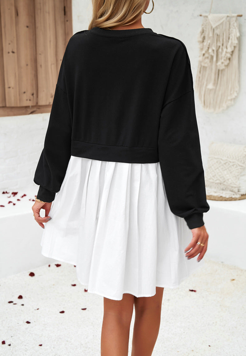 Robe plissée noire et blanche à manches longues et col rond 