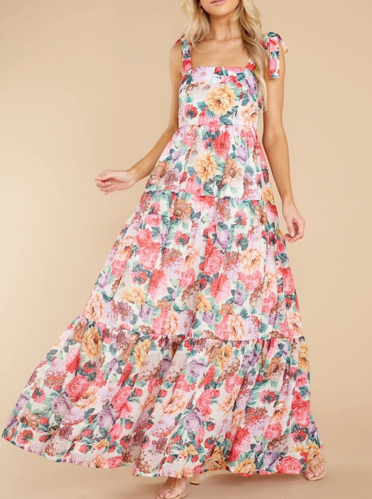 Robe à fleurs rose à plusieurs étages 