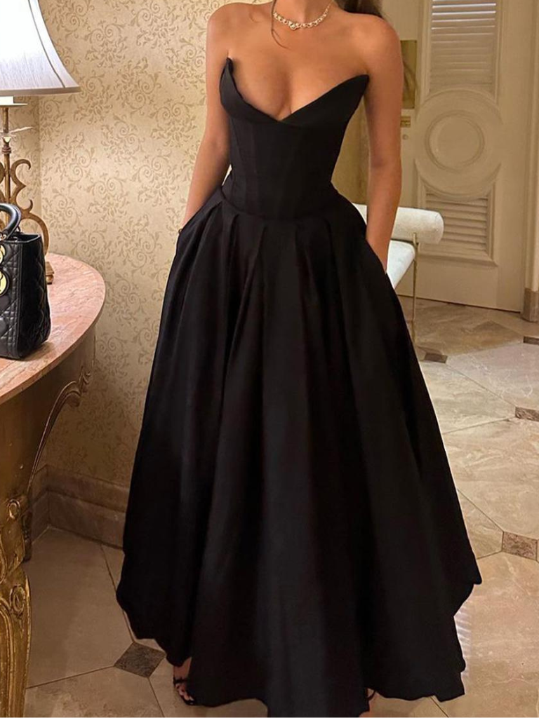 Robe trapèze noire unie à col en V