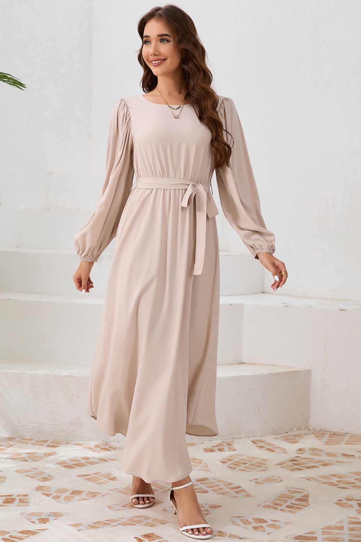 Robe longue élégante à manches longues avec ceinture nouée