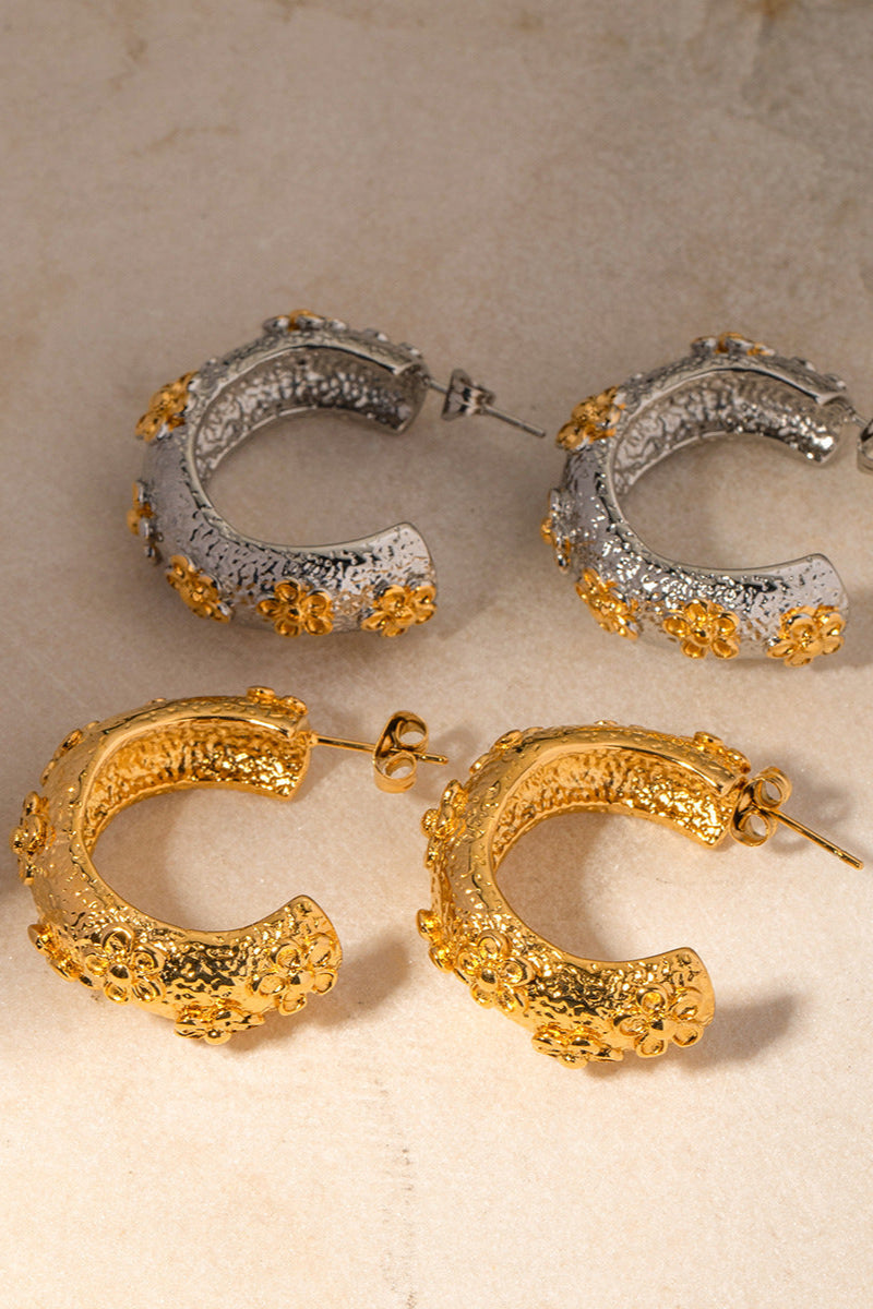 Boucles d'oreilles créoles élégantes à motif floral en relief